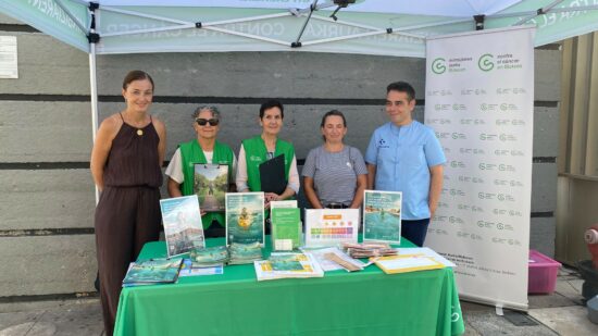 Profesionales del Centro de Salud de Kabiezes y la Asociación Contra el Cáncer acercan la prevención contra el melanoma a las piscinas de Santurtzi