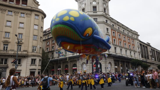 El Desfile de la Ballena volverá a inundar de música, color y fantasía las calles de Bilbao en Aste Nagusia