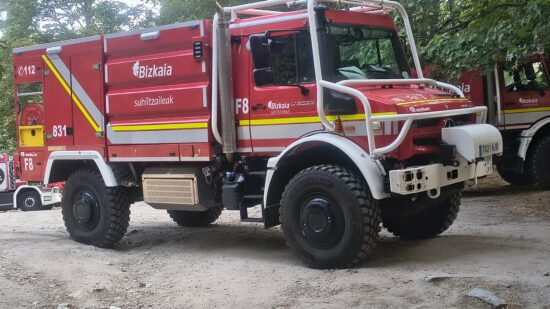 Bizkaia envía 30 efectivos para reforzar la lucha contra los incendios forestales