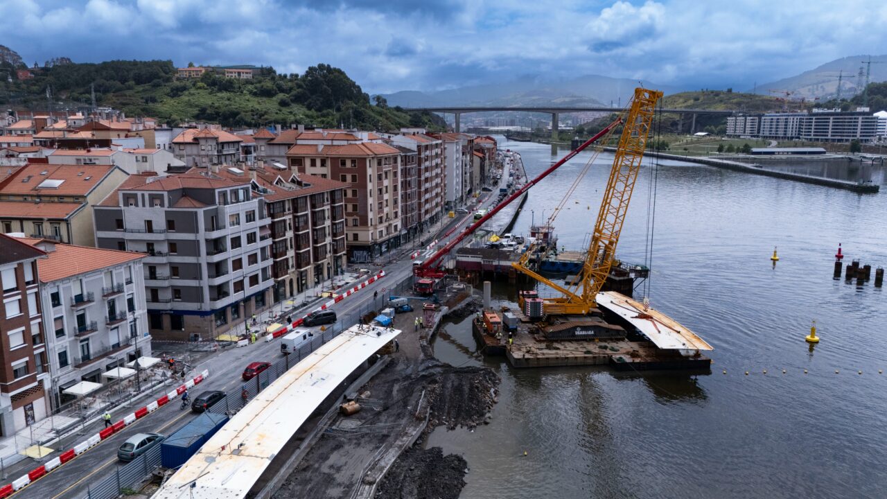 La pasarela All Iron da un paso decisivo con la instalación del primer tramo sobre la ría entre Barakaldo y Erandio