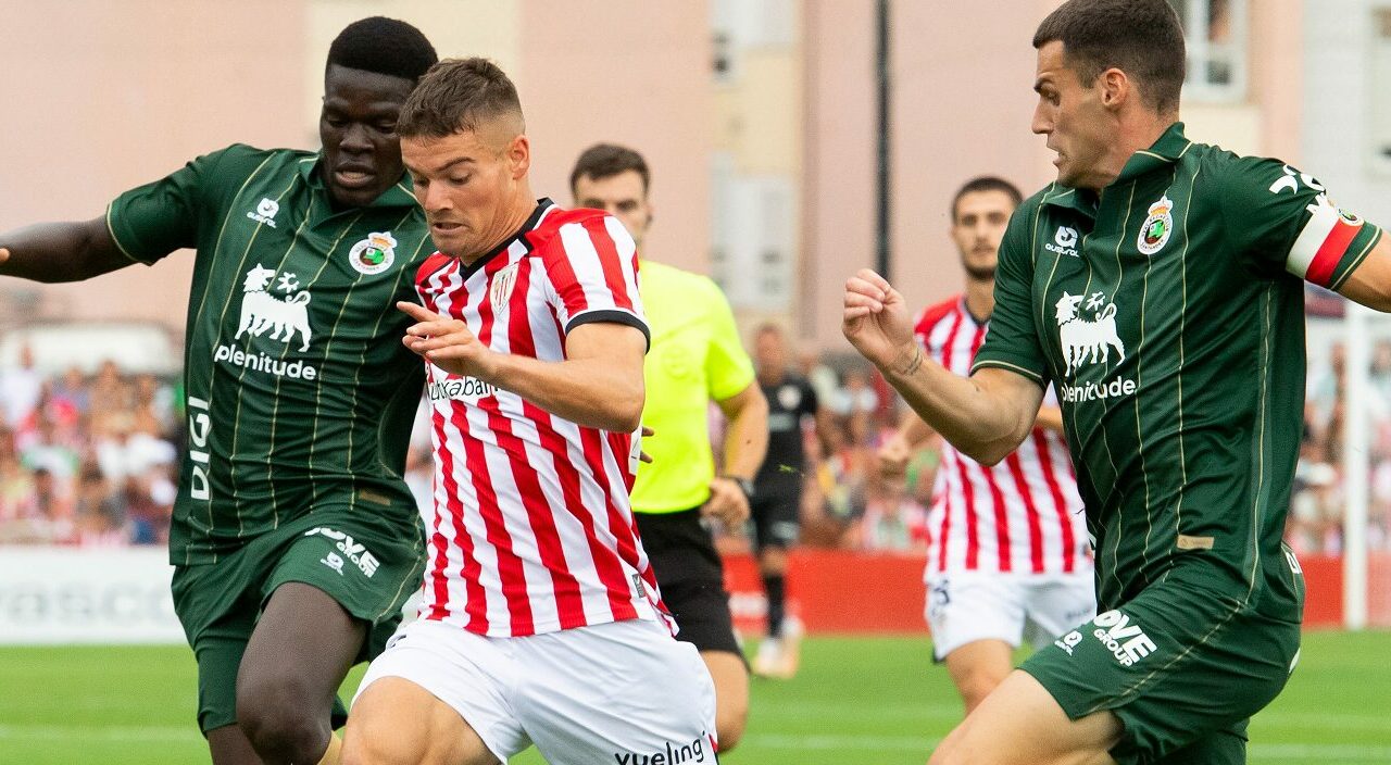Guruzeta adelanta al Athletic al descanso ante el Racing tras una gran asistencia de tacón de Peio Canales