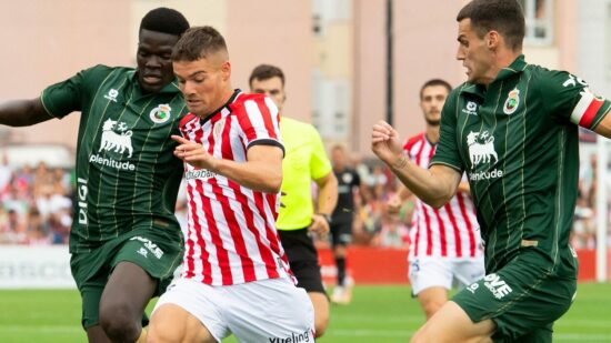 Guruzeta adelanta al Athletic al descanso ante el Racing tras una gran asistencia de tacón de Peio Canales