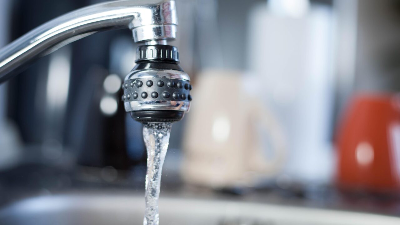 Bizkaia lleva agua potable en camiones cisterna al Valle de Carranza para garantizar el suministro