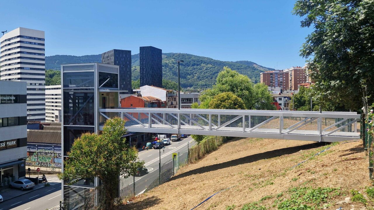 Bilbao estrena un nuevo ascensor público entre Txurdinaga y Bolueta para mejorar la movilidad peatonal