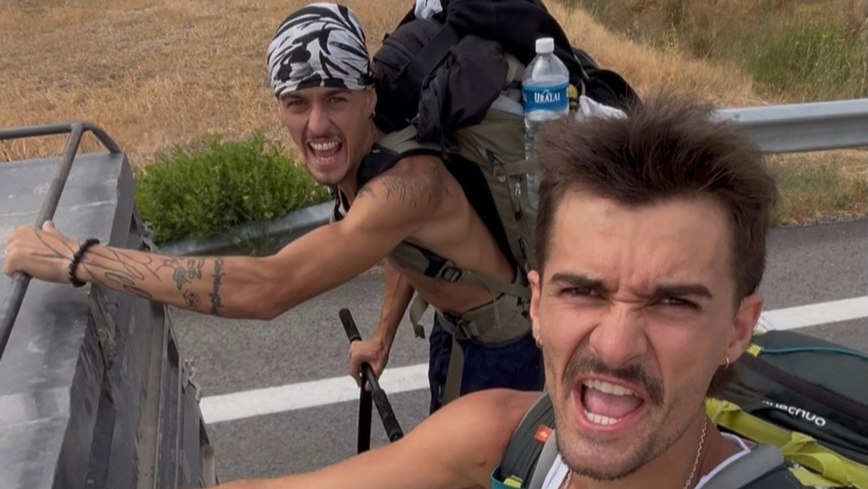 Un vasco y un navarro recorren la Península en patinete sin gastar un euro y sin google maps