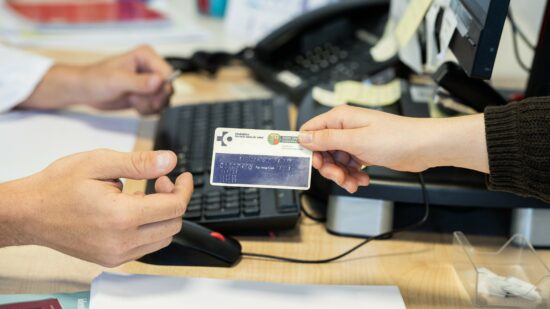 Osakidetza ya ha concedido 2.750 tarjetas preferentes para mejorar la atención sanitaria a personas con discapacidad