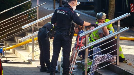 Surbisa revisa el edificio del incendio del viernes en Bilbao La Vieja