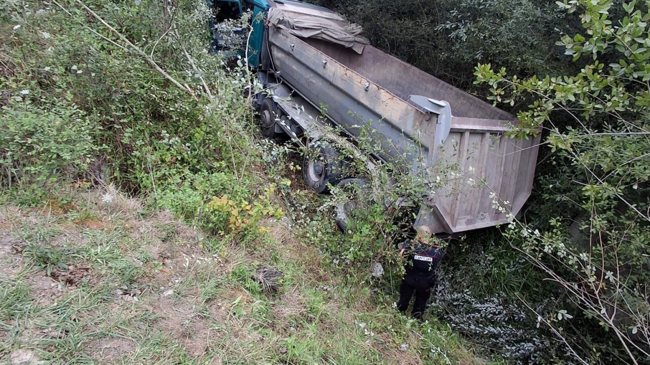 Así quedó el camión accidentado ayer tras caer al río en Artzentales