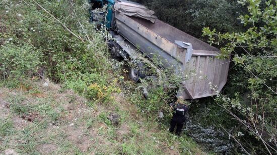 Así quedó el camión accidentado ayer tras caer al río en Artzentales
