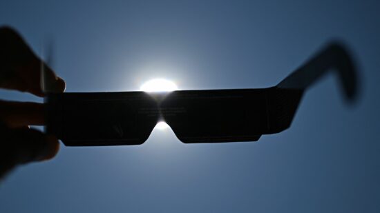 Estos son los seis modelos de gafas para el eclipse que Consumo ha retirado por riesgo de dañar la vista