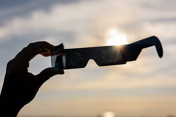 Así tienes que ver el eclipse si no quieres acabar en el oftalmólogo: «Un minuto mirando, dos descansando»