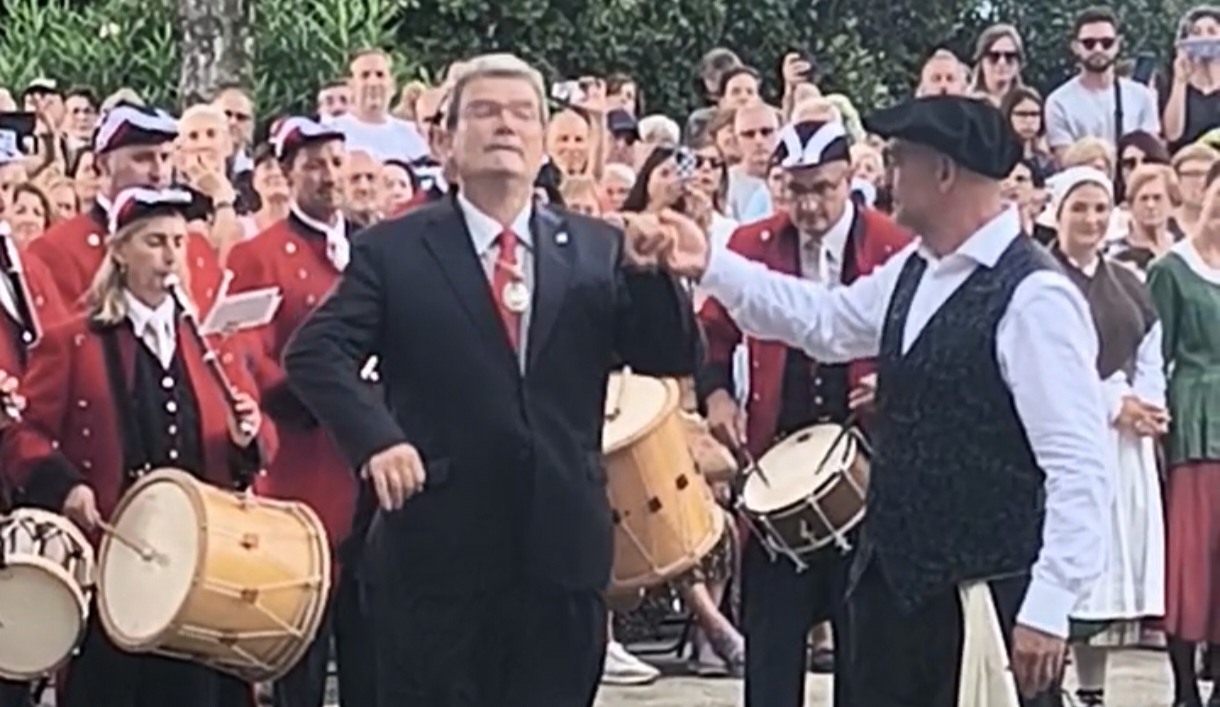 Aburto dedica su último aurresku al pueblo de Bilbao