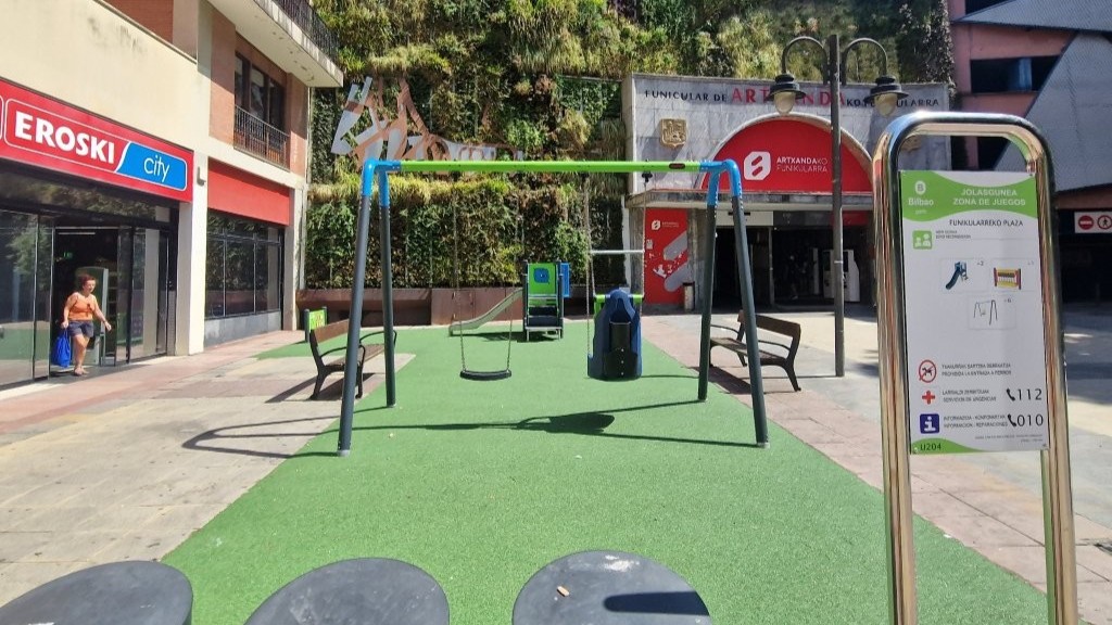 Finalizan las obras de renovación del parque infantil de la plaza del Funicular