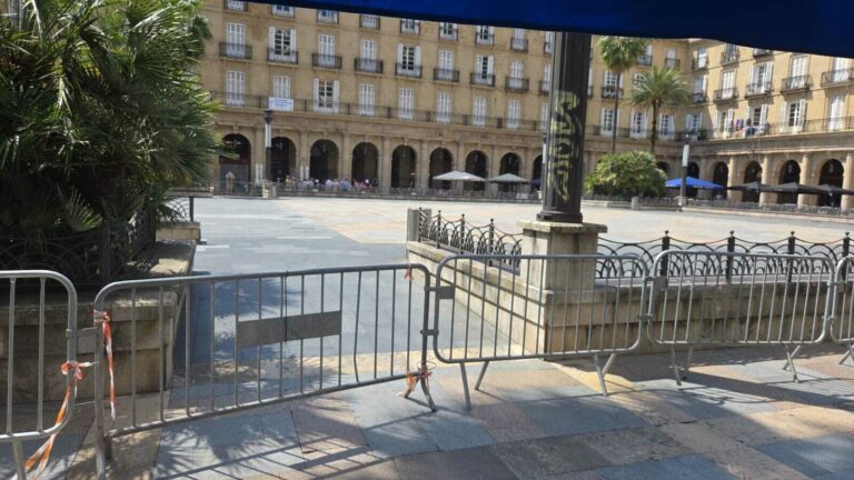 Bilbao refuerza el vallado de la Plaza Nueva ante la llegada de Aste Nagusia