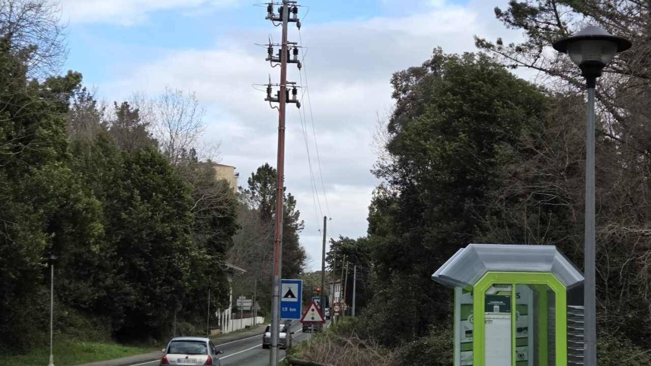 Diputación e Iberdrola firman un convenio para soterrar las redes eléctricas en los bidegorris de Urdaibai