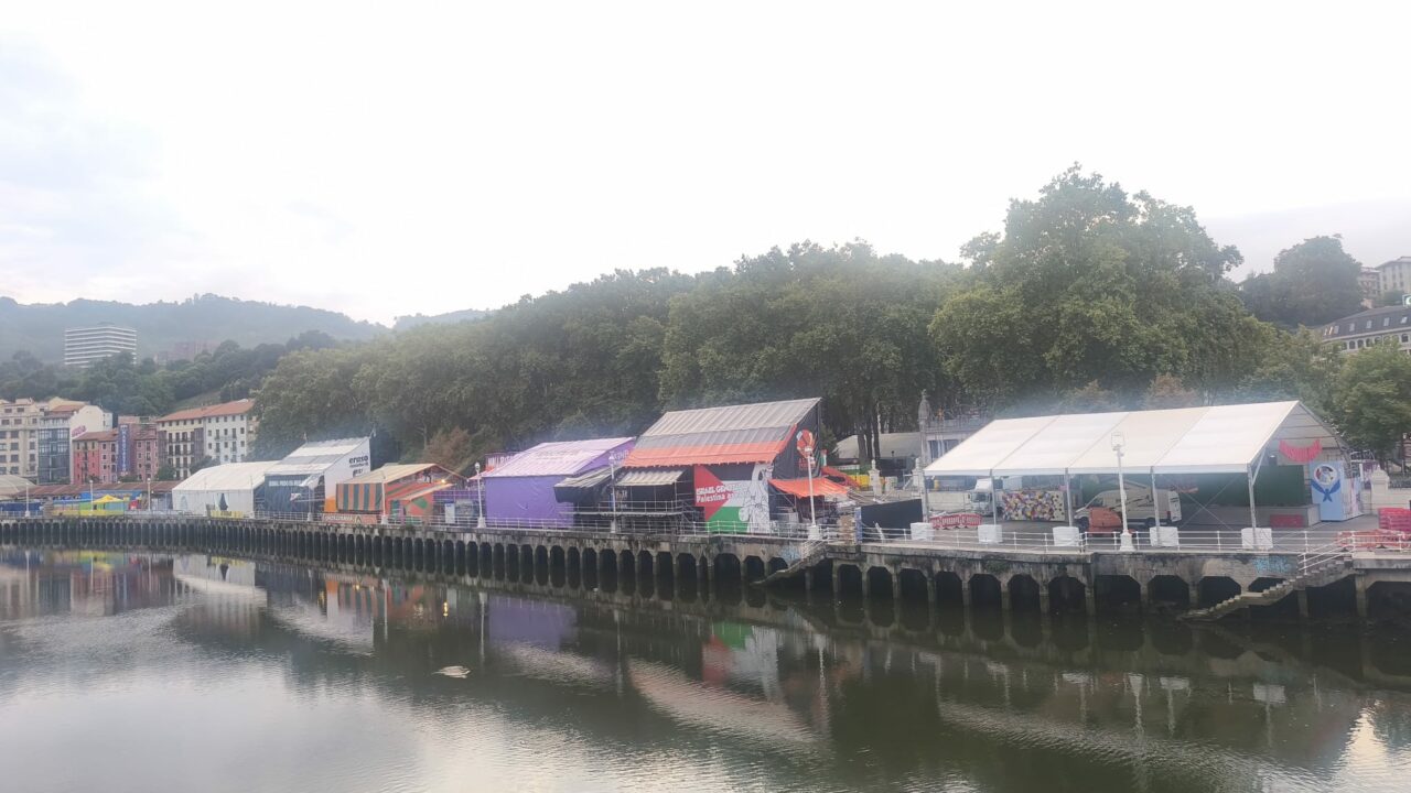 El tráfico deja paso a la fiesta: el Arenal ya está cerrado por Aste Nagusia