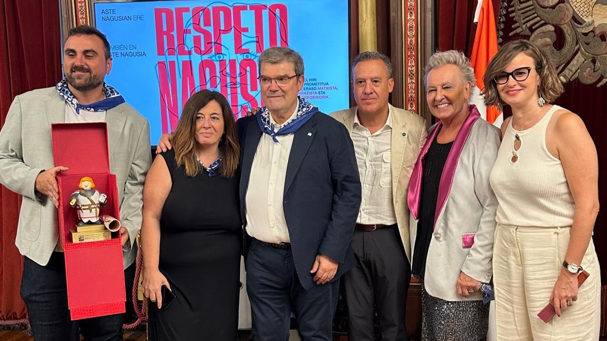 El Ayuntamiento homenajea a Radio Nervión y Telebilbao por su 40 aniversario en la recepción oficial de Aste Nagusia