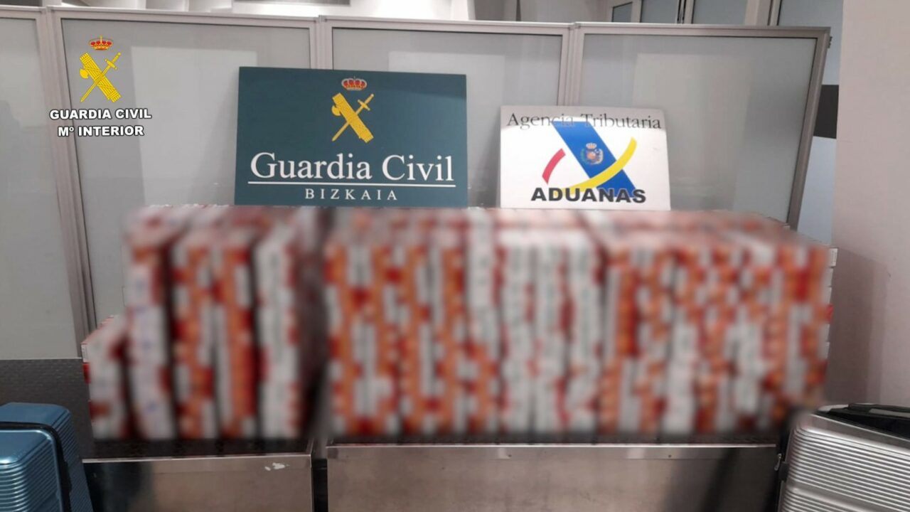 Detenida una pasajera en el aeropuerto de Bilbao con 4.050 cajetillas de tabaco de contrabando