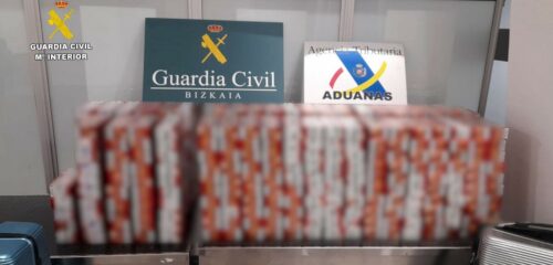 Detenida una pasajera en el aeropuerto de Bilbao con 4.050 cajetillas de tabaco de contrabando