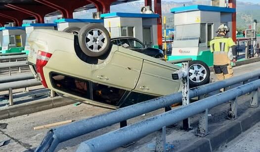 Así quedó el coche que volcó ayer en el peaje de Iurreta