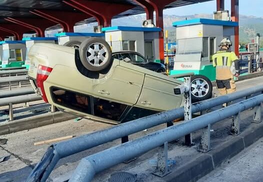 Así quedó el coche que volcó ayer en el peaje de Iurreta