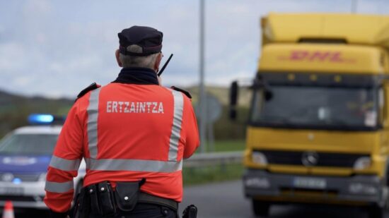 La Ertzaintza pone el foco esta semana en los camiones con mercancías peligrosas