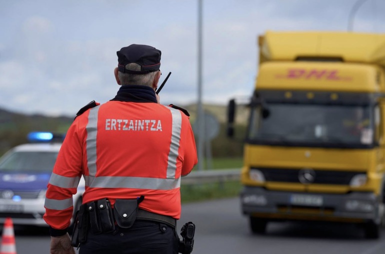 La Ertzaintza pone el foco esta semana en los camiones con mercancías peligrosas