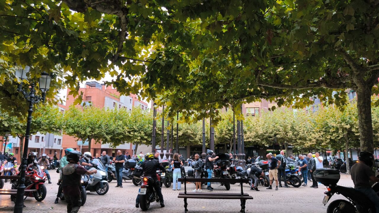 Los moteros despiden a Oskar con una emotiva marcha hasta Barakaldo