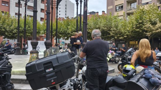 Los moteros despiden a Oskar con una emotiva marcha hasta Barakaldo