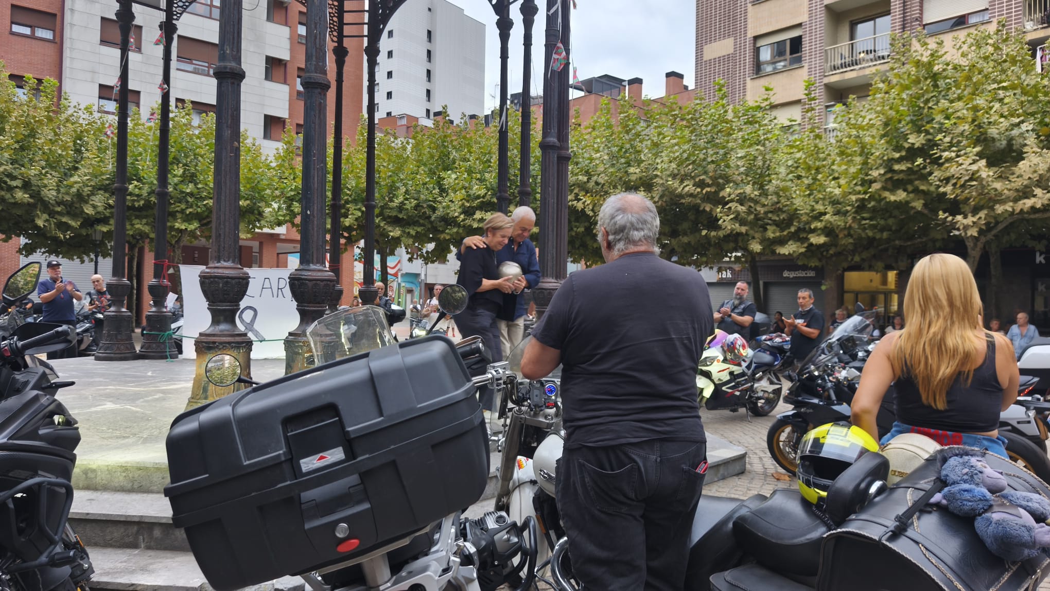 Los moteros despiden a Oskar con una emotiva marcha hasta Barakaldo
