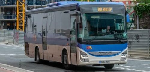 Caos en el autobús Castro-Bilbao: servicios completos y viajeros en las paradas