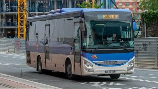 Caos en el autobús Castro-Bilbao: servicios completos y viajeros en las paradas