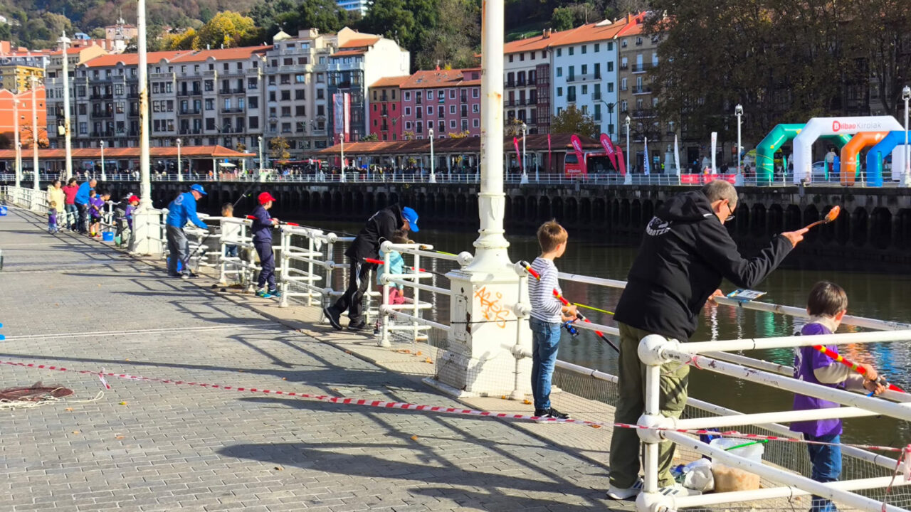 La Escuela de Pesca vuelve a la Ría desde este domingo: actividad gratuita para niños y jóvenes hasta el 15 de noviembre