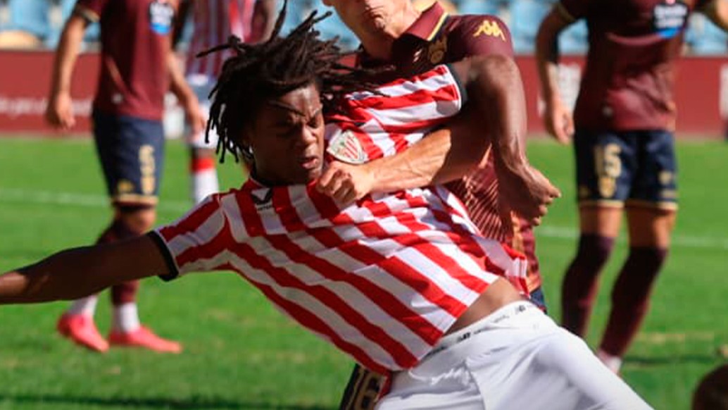 Christian Imga ya brilla en el Bilbao Athletic: debut como titular y golazo ante el Pontevedra
