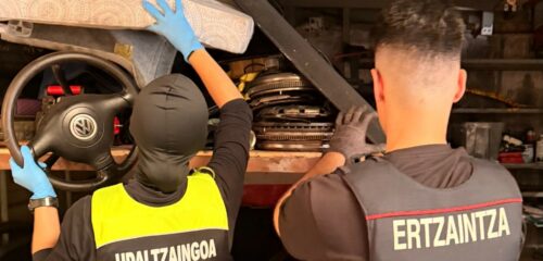 Investigan a seis personas tras localizar piezas de 16 vehículos en un solar de Ortuella