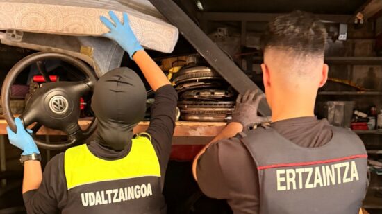 Investigan a seis personas tras localizar piezas de 16 vehículos en un solar de Ortuella