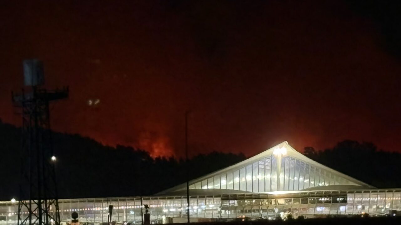 Un gran incendio mantiene en vilo a Derio y su entorno