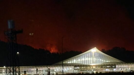 Un gran incendio mantiene en vilo a Derio y su entorno