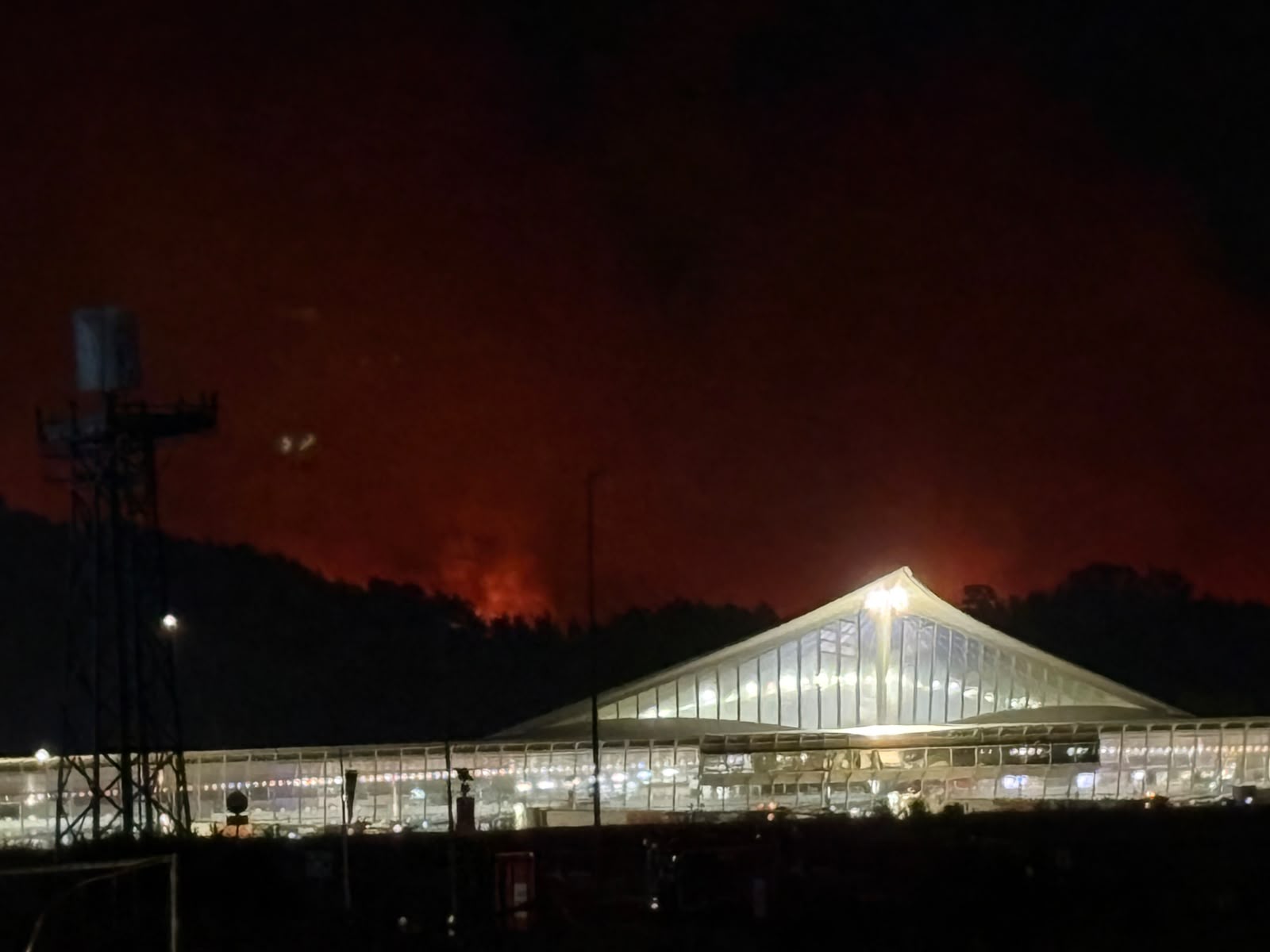 Un gran incendio mantiene en vilo a Derio y su entorno