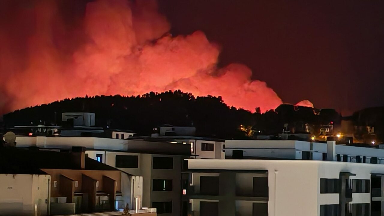 Los bomberos dan por extinguido el incendio de Derio y Loiu a las 5:30 de la madrugada
