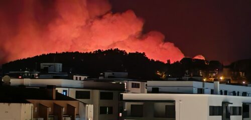 Los bomberos dan por extinguido el incendio de Derio y Loiu a las 5:30 de la madrugada