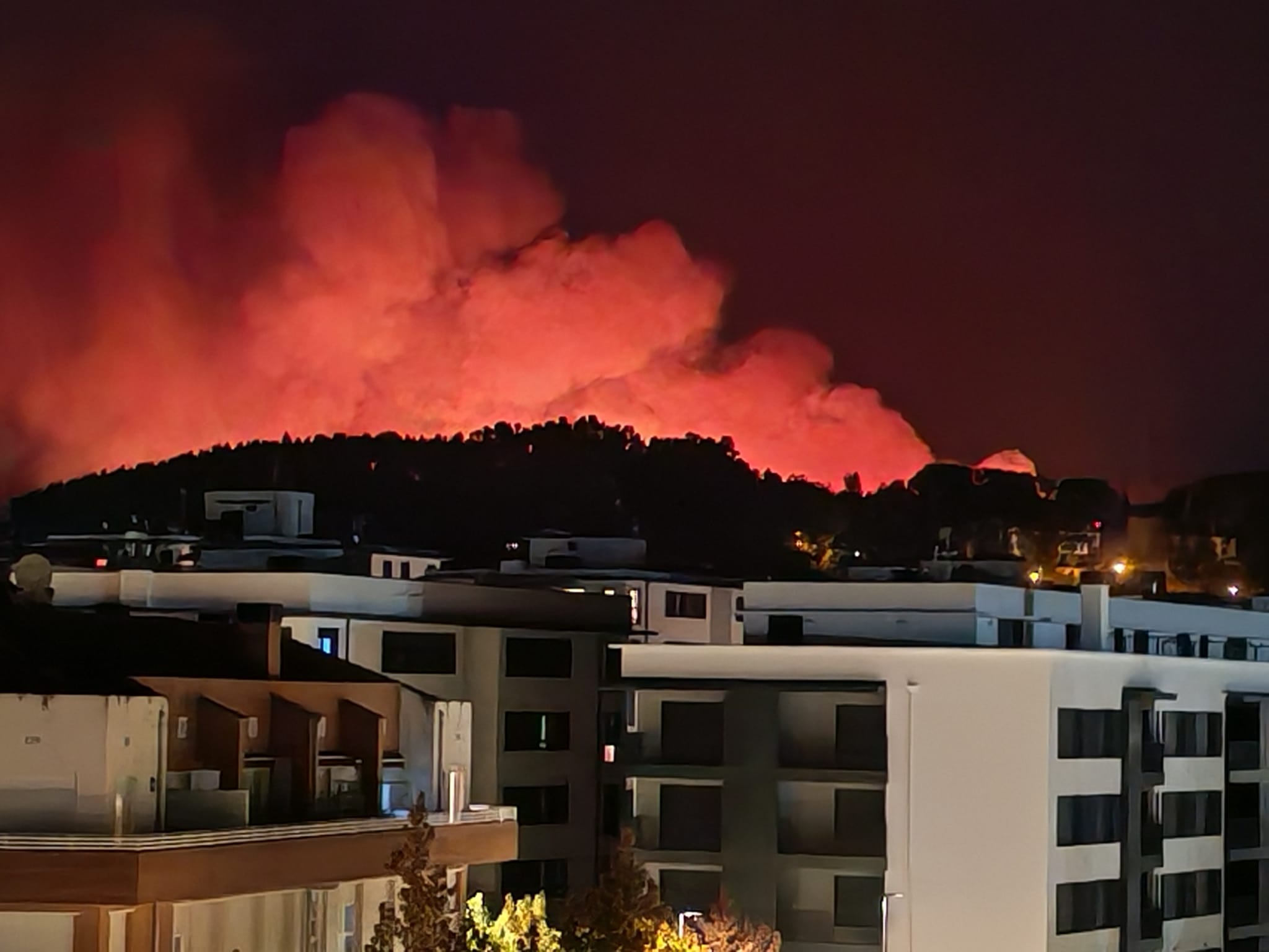 Los bomberos dan por extinguido el incendio de Derio y Loiu a las 5:30 de la madrugada