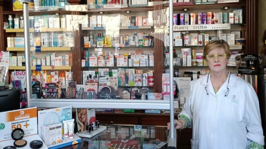 La farmacéutica de Andra Mari que vio crecer a varias generaciones se jubila tras 42 años