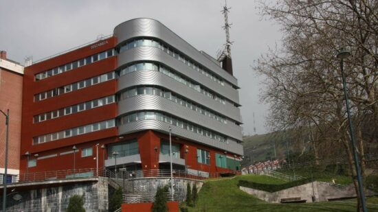 La Ertzaintza detiene a cuatro personas en Bilbao por hurto y robo con violencia