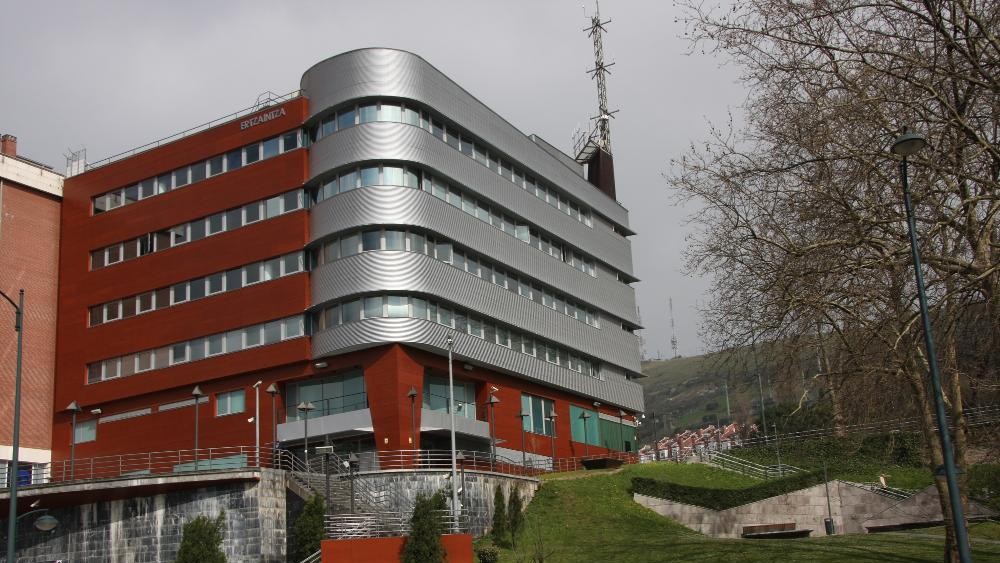 La Ertzaintza detiene a cuatro personas en Bilbao por hurto y robo con violencia