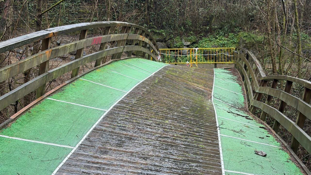 Barakaldo sustituye la pasarela de Gorostiza por un nuevo puente más seguro y preparado