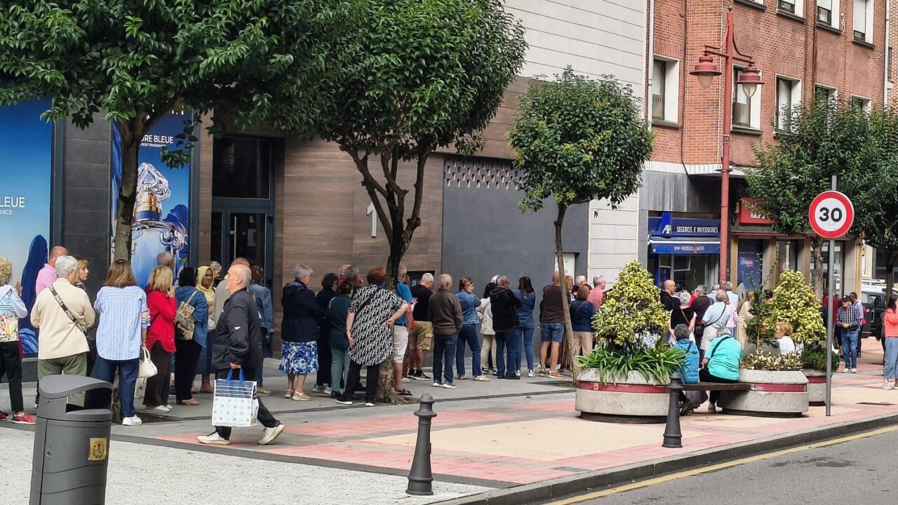 600 euros dos personas, avión, hotel y pensión completa: colas en Bizkaia por los viajes del IMSERSO