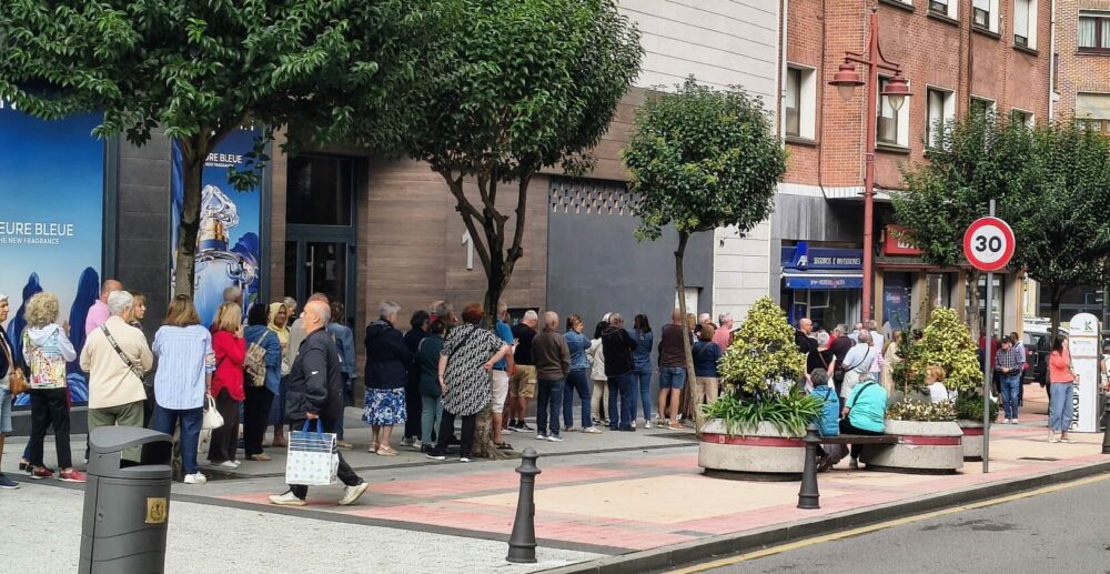 600 euros dos personas, avión, hotel y pensión completa: colas en Bizkaia por los viajes del IMSERSO