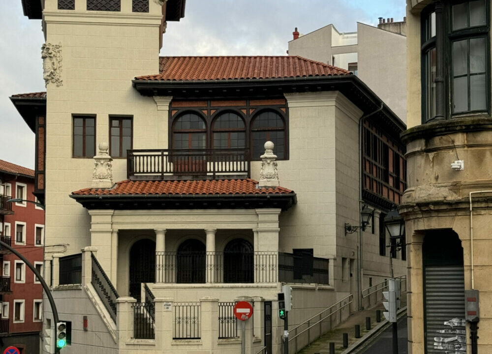 Bilbao comienza las obras de la Casa de las mujeres en las antiguas escuelas de Atxuri