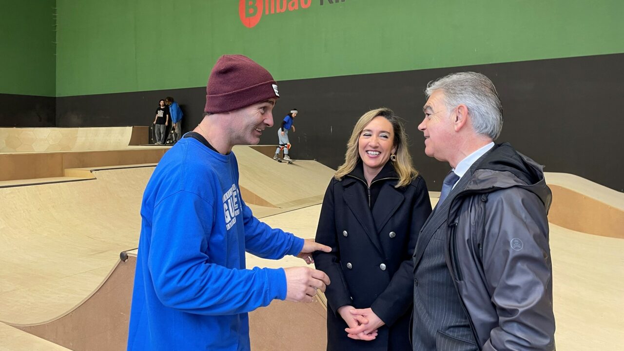 Aprende a patinar en el skatepark de Txurdinaga de la mano de Bilbao Kirolak